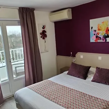 Logis Les Bleuets 2* ロワイヤン