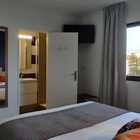 Logis Les Bleuets 2* ロワイヤン