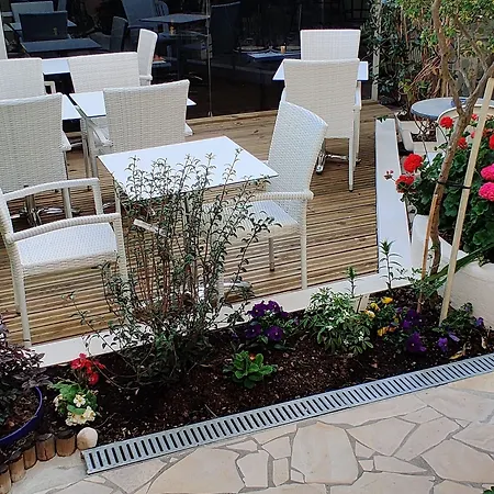 ホテル Logis Les Bleuets