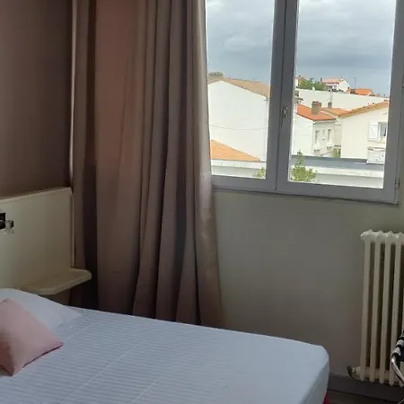 Hotel Logis Les Bleuets 2*