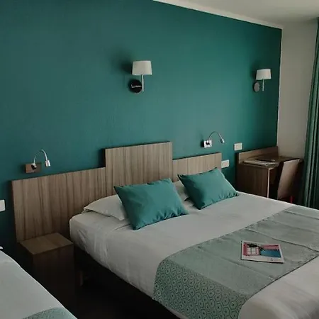 Logis Les Bleuets Hotel 2*