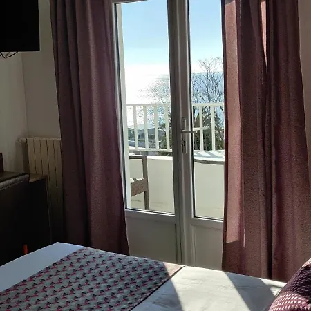 Hotel Logis Les Bleuets 2*