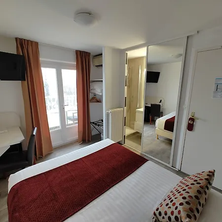 Logis Les Bleuets Otel 2*