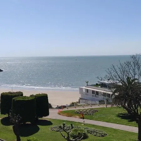 Logis Les Bleuets Hotel