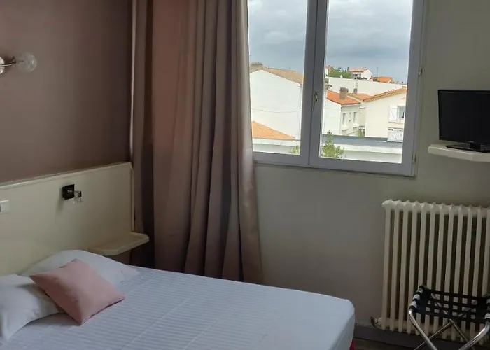 מלון Logis Les Bleuets 2*