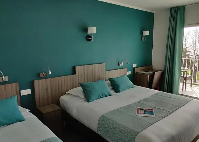 Logis Les Bleuets מלון 2*