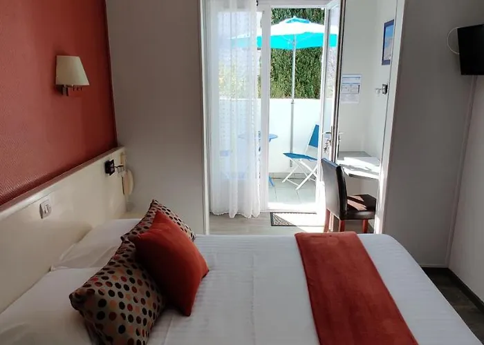 מלון Logis Les Bleuets רויאן