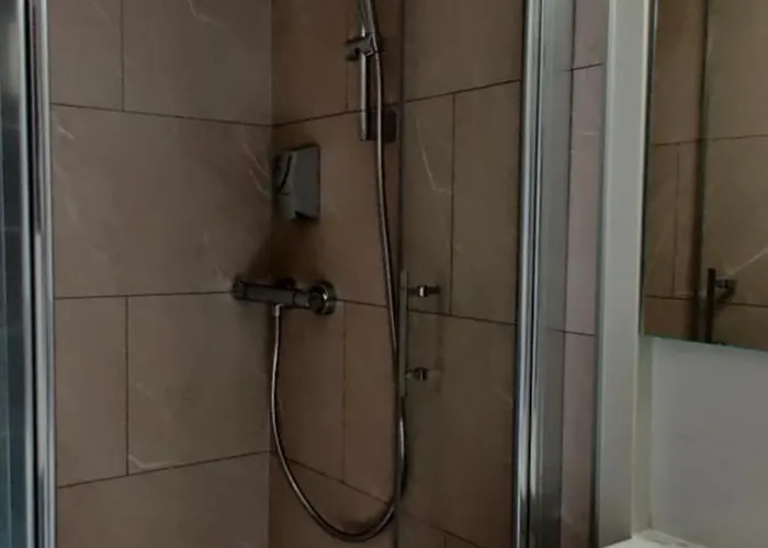 מלון Logis Les Bleuets 2*