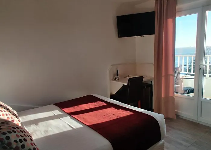 Logis Les Bleuets מלון 2*