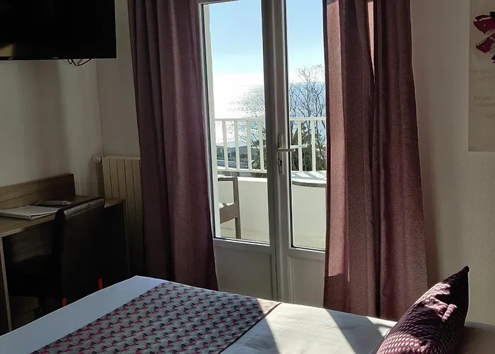 Отель Logis Les Bleuets 2*