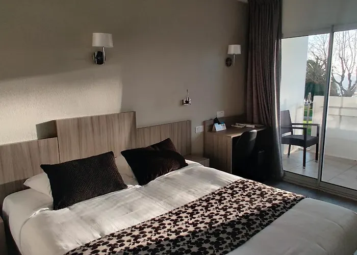 מלון Logis Les Bleuets 2*