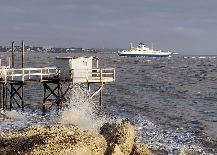 מלון Logis Les Bleuets 2*