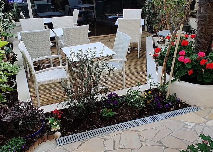 Отель Logis Les Bleuets