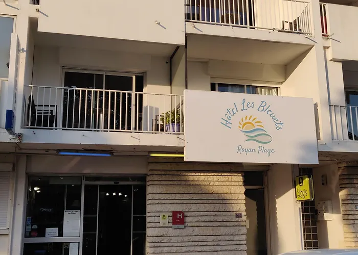 Отель Logis Les Bleuets Руайян