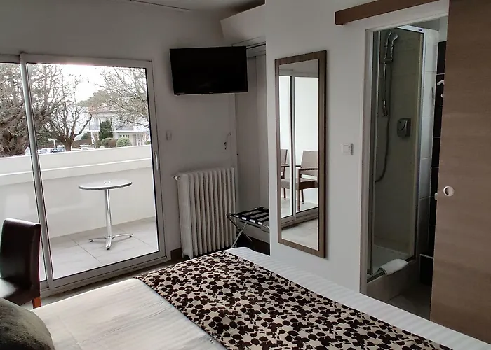 מלון Logis Les Bleuets רויאן