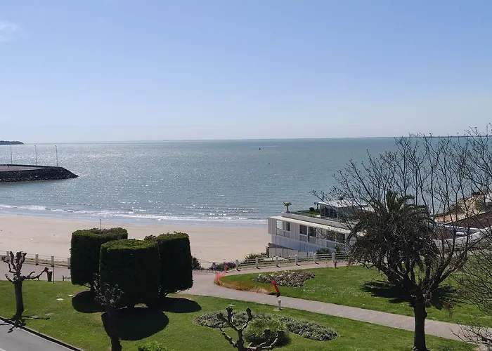 Отель Logis Les Bleuets Руайян