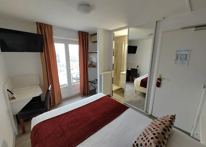 Logis Les Bleuets Отель 2*