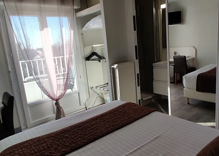 Logis Les Bleuets Отель 2*