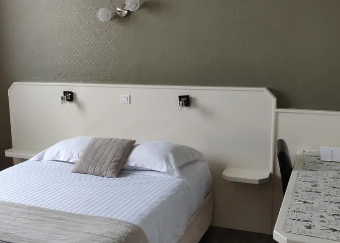 Logis Les Bleuets 2* Руайян