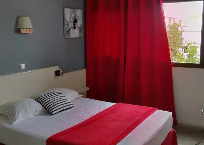 Отель Logis Les Bleuets Руайян