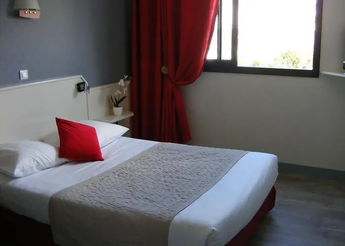 Отель Logis Les Bleuets Руайян