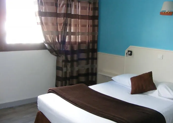 Logis Les Bleuets Отель 2*