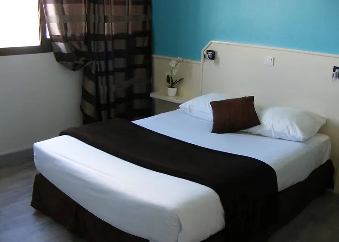 Logis Les Bleuets Отель 2*