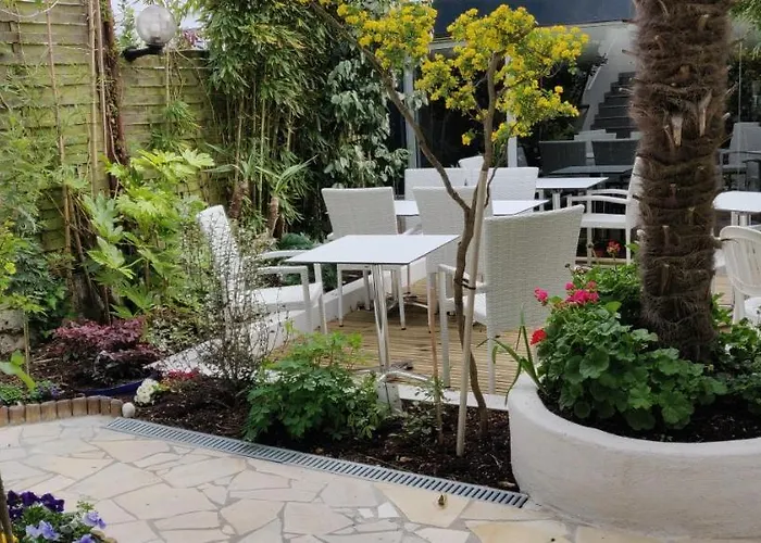 Logis Les Bleuets מלון 2*