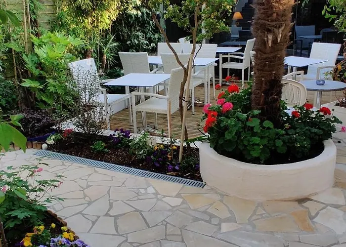 Отель Logis Les Bleuets